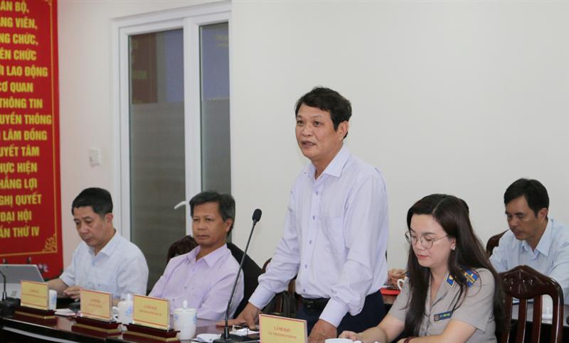 Đại diện lãnh đạo UBND TP Bảo Lộc thông tin về kết quả triển khai các nhiệm vụ kinh tế - xã hội của địa phương sau nửa đầu nhiệm kỳ 2020-2025.