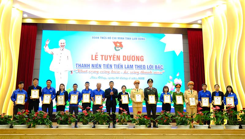 Ban Thường vụ Tỉnh Đoàn tuyên dương 19 tập thể xuất sắc trong học tập và làm theo tư tưởng, đạo đức, phong cách Hồ Chí Minh giai đoạn 2018 - 2013.