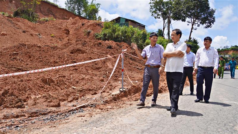 Quyền Bí thư Tỉnh uỷ Nguyễn Thái Học kiểm tra các vị trí sạt lở đất làm 3 người thiệt mạng tại xã Đạ K'Nàng.