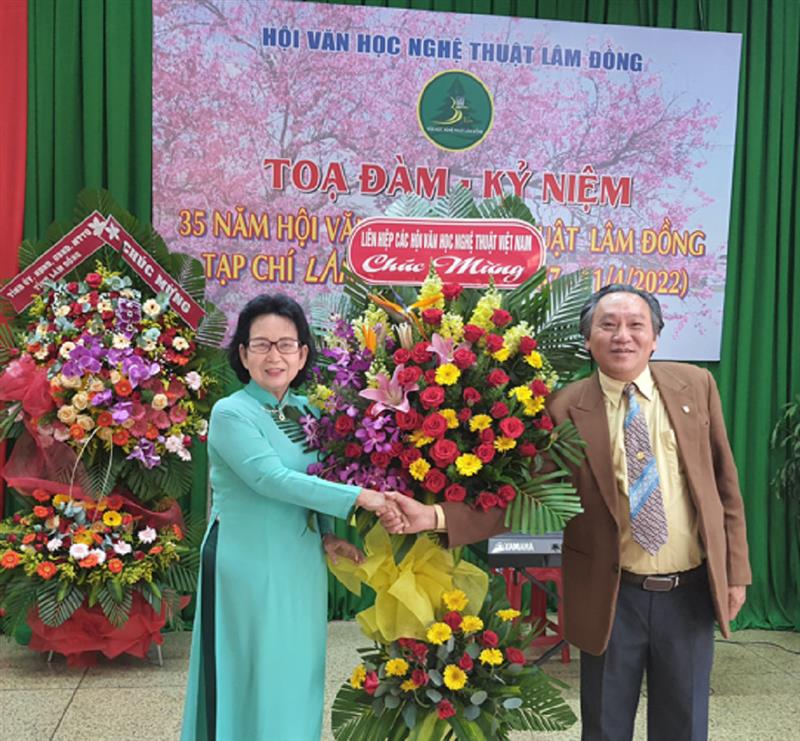 Đồng chí Đặng Thị Phượng - Ủy viên Đoàn Chủ tịch Ủy ban toàn quốc Liên hiệp các Hội VHNT Việt Nam tặng hoa chúc mừng