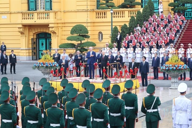 Tổng Bí thư Nguyễn Phú Trọng và Tổng thống Joe Biden duyệt Đội danh dự Quân đội Nhân dân Việt Nam.