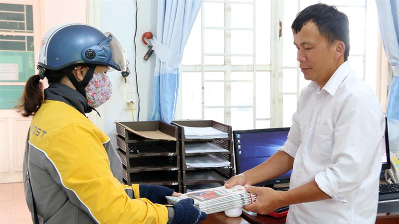 Hàng ngày, Bưu điện huyện Đam Rông chịu trách nhiệm giao báo về các cơ quan, đơn vị và đảng viên trên 40 năm tuổi Đảng.