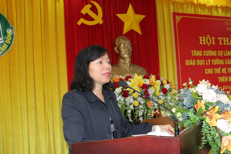 Đồng chí Nguyễn Thị Mỵ - Phó trưởng Ban Tuyên giáo Tỉnh ủy phát biểu đề dẫn hội thảo.