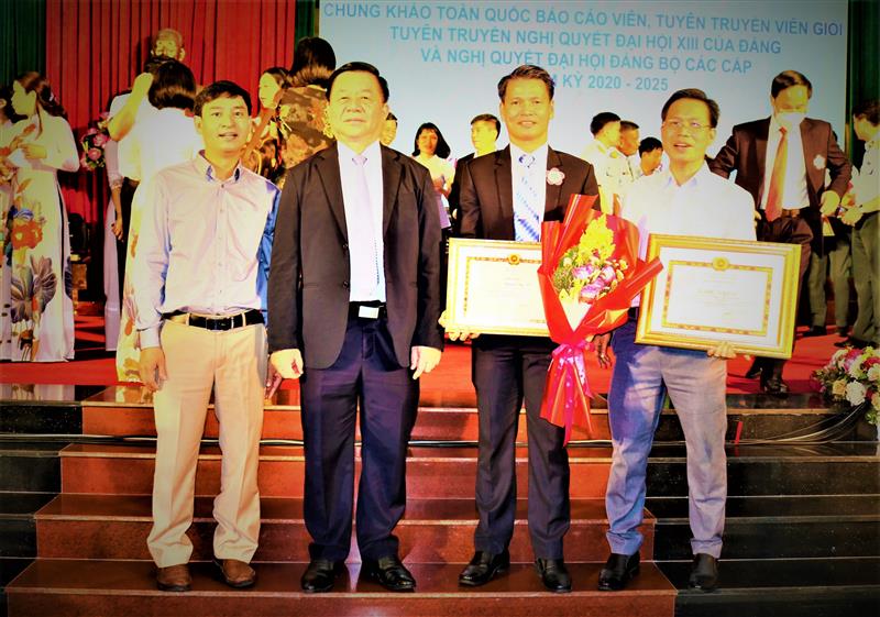 Đồng chí Nguyễn Trọng Nghĩa, Bí thư TƯ Đảng, Trưởng Ban Tuyên giáo TƯ chụp hình lưu niệm với đoàn Lâm Đồng