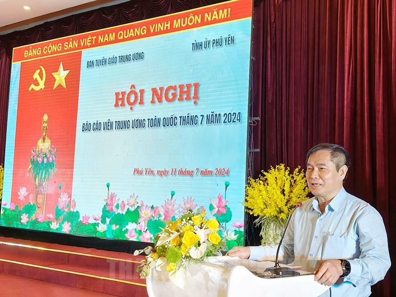 Đồng chí Phan Xuân Thủy, Phó Trưởng ban Tuyên giáo Trung ương phát biểu chỉ đạo hội nghị.