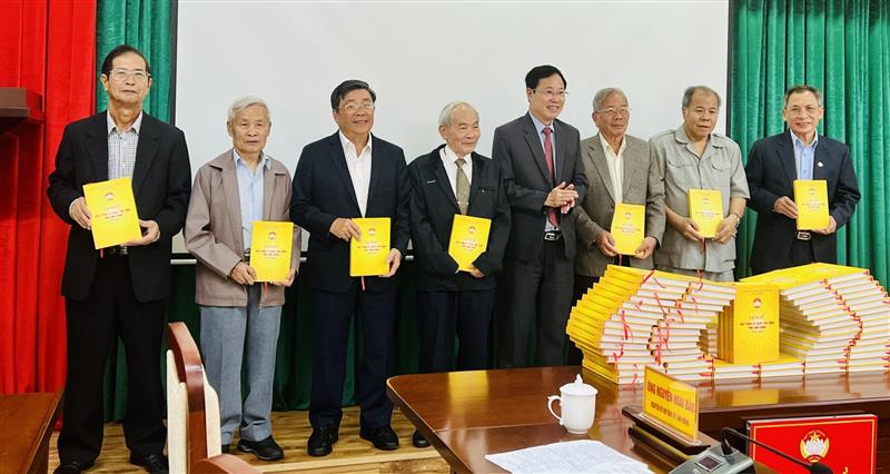 Chủ tịch MTTQ Việt Nam tỉnh Lâm Đồng Phạm Triều tặng sách cho các đồng chí lãnh đạo tỉnh qua các thời kỳ.