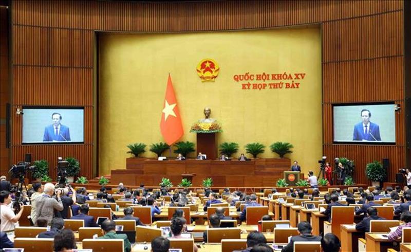 Bộ trưởng Bộ Lao động - Thương binh và Xã hội Đào Ngọc Dung, thừa ủy quyền của Thủ tướng Chính phủ trình bày Báo cáo kết quả thực hiện các mục tiêu quốc gia về bình đẳng giới năm 2023. (Ảnh: TTXVN)