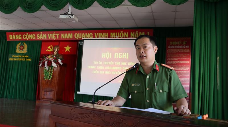 Trung tá Nguyễn Xuân Thành - Phó Trưởng Công an huyện Đức Trọng tuyên truyền cho học sinh, thanh thiếu niên.