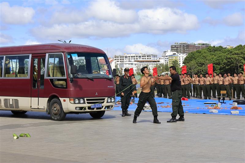 Trình diễn tay không kéo ô tô