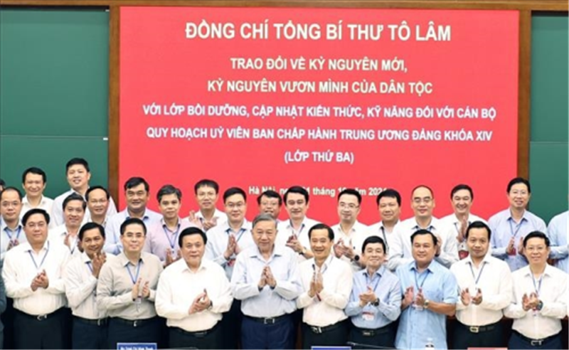 Tổng Bí thư Tô Lâm trao đổi với các học viên cán bộ quy hoạch Ủy viên Trung ương Đảng khoá XIV về kỷ nguyên mới, kỷ nguyên vươn mình của dân tộc. Ảnh: Thống Nhất/TTXVN