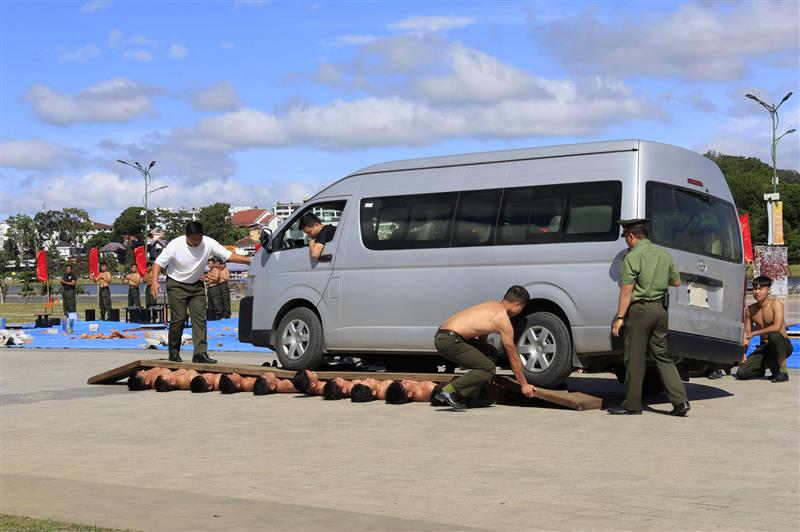 Màn trình diễn xe ô tô chạy qua người