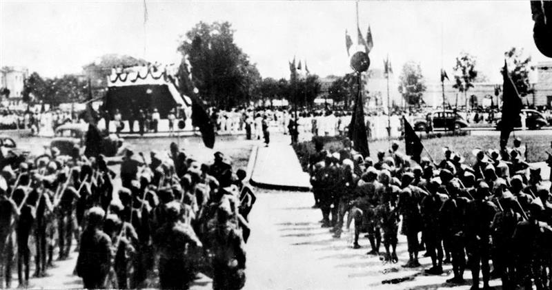 Đông đảo nhân dân tập trung tại Quảng trường Ba Đình nghe Chủ tịch Hồ Chí Minh đọc Tuyên ngôn Độc Lập ngày 2/9/1945. (Ảnh: TTXVN).