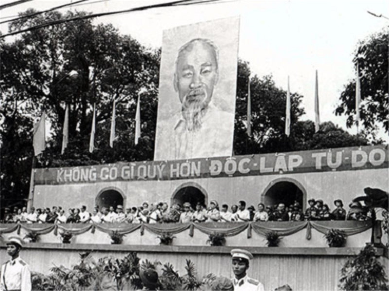 Các đồng chí lãnh đạo Đảng, Nhà nước trên lễ đài tại Lễ mít tinh mừng Việt Nam đại thắng, ngày 15/5/1975 (Nguồn: baotanglichsu.vn)