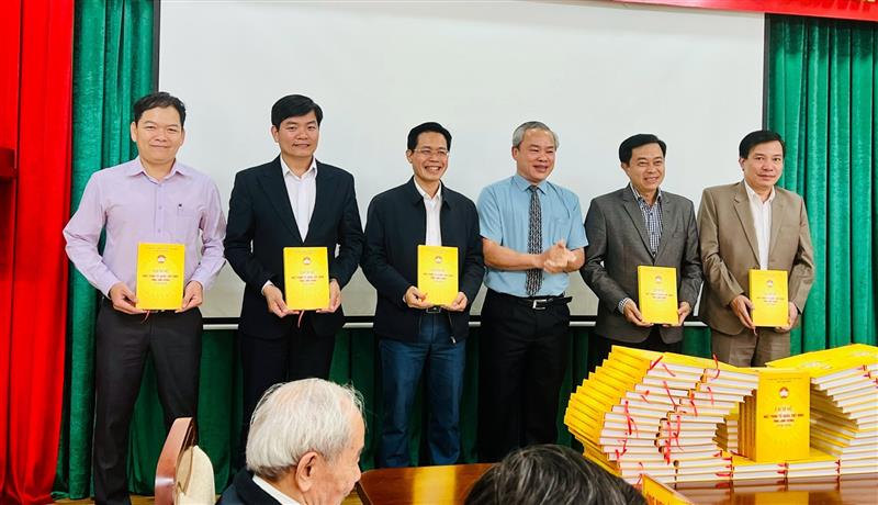 Phó Chủ tịch Ủy ban MTTQ Việt Nam tỉnh Lâm Đồng Đường Anh Ngữ tặng sách cho những tập thể, cá nhân đó nhiều đóng góp trong quá trình thực hiện cuốn sách.
