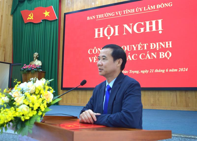 Đồng chí Nguyễn Thái Học - Quyền Bí thư Tỉnh uỷ Lâm Đồng phát biểu giao nhiệm vụ cho đồng chí tân Bí thư Huyện ủy Đức Trọng.