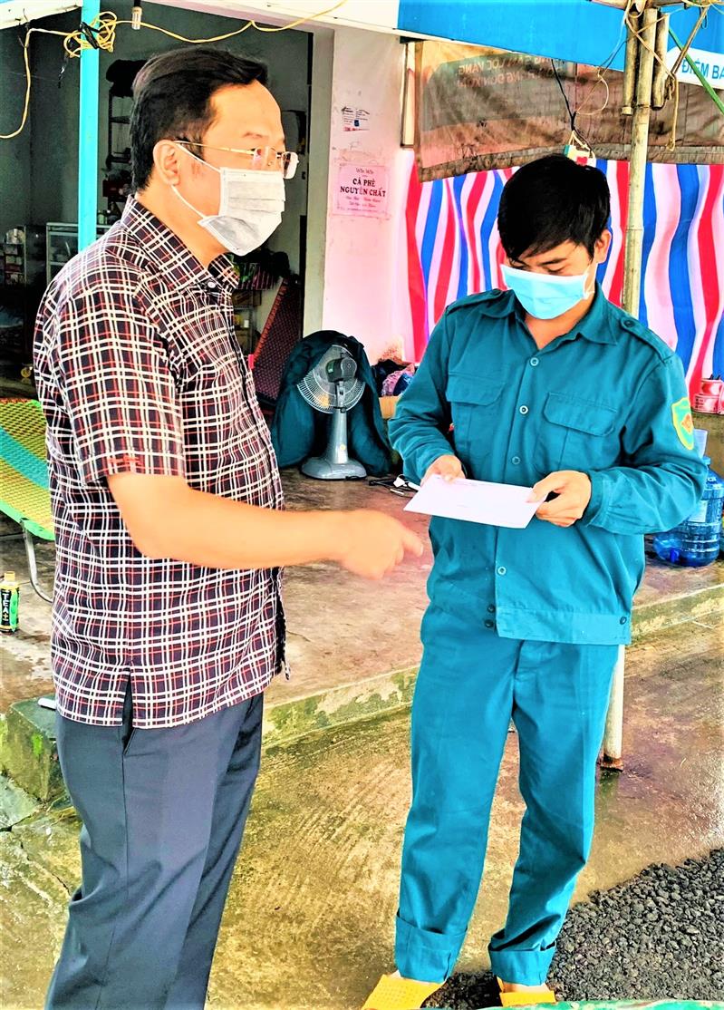 Đồng chí Tôn Thiện Đồng, TUV- Bí thư Huyện ủy thăm các đồng chí trực chốt kiểm soát