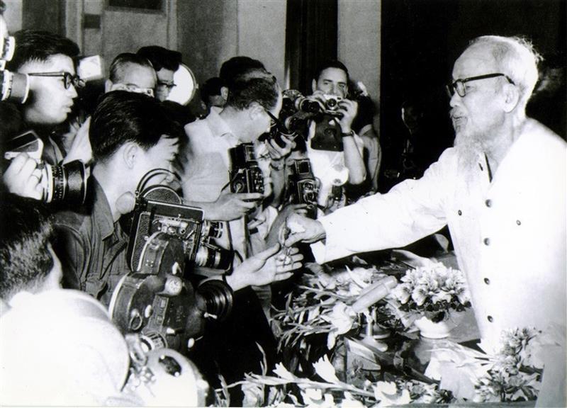Chủ tịch Hồ Chí Minh tặng hoa nhà quay phim Phan Thế Hùng, Xưởng phim Vô tuyến Truyền hình, nhân ngày Quốc tế Lao động 1-5-1968.