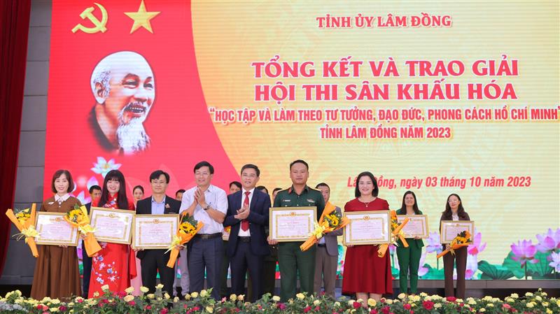 Đồng chí Phạm Hữu Toàn - Phó Trưởng Ban Tổ chức Tỉnh ủy và đồng chí Hoàng Thanh Hải - Bí thư Đảng ủy Khối Các cơ quan tỉnh trao giấy khen cho các đội đoạt giải Ba.