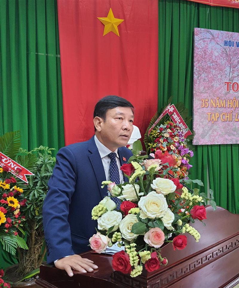 Đồng chí Bùi Thắng - Ủy viên Ban Thường vụ Tỉnh ủy - Trưởng Ban Tuyên giáo Tỉnh ủy Lâm Đồng phát biểu chúc mừng