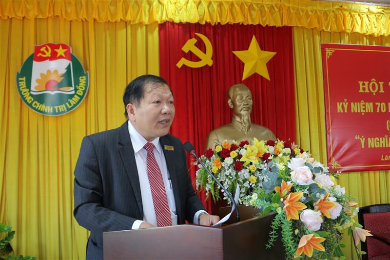 Đồng chí Nguyễn Vĩnh Phúc – Hiệu trưởng Trường Chính trị tỉnh phát biểu đề dẫn hội thảo.