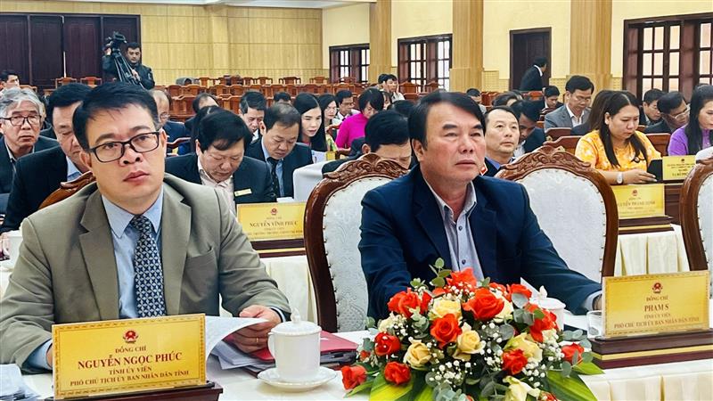 Các Phó Chủ tịch UBND tỉnh Phạm S, Nguyễn Ngọc Phúc dự kỳ họp.