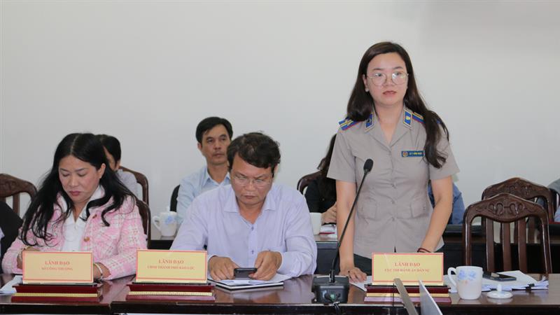 Đại diện lãnh đạo Cục Thi hành án dân sự tỉnh Lâm Đồng thông tin về công tác thi hành án trên địa bàn tỉnh trong thời gian qua.