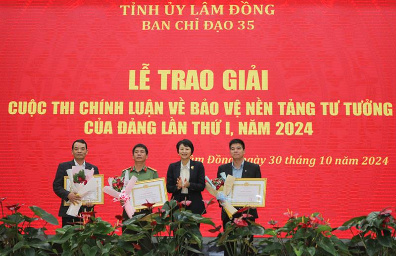 Đồng chí Phạm Thị Phúc – Phó Bí thư Tỉnh ủy, Chủ tịch HĐND tỉnh trao Giấy khen cho 3 tập thể xuất sắc trong triển khai Cuộc thi chính luận về bảo vệ nền tảng tư tưởng của Đảng tỉnh Lâm Đồng lần thứ I