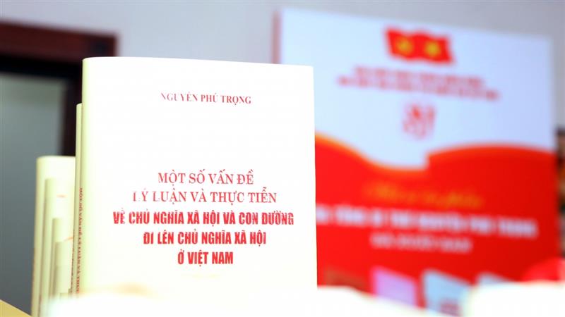 Cuốn sách Một số vấn đề lý luận và thực tiễn về chủ nghĩa xã hội và con đường đi lên chủ nghĩa xã hội ở Việt Nam của Tổng Bí thư là tập hợp của 29 bài viết. (Ảnh: TA)