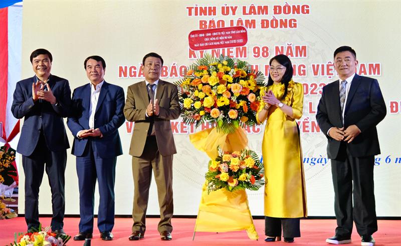 Tỉnh ủy, HĐND, UBND, Ủy ban MTTQ Việt Nam tỉnh tặng hoa chúc mừng Báo Lâm Đồng nhân kỷ niệm 98 năm Ngày Báo chí cách mạng Việt Nam.