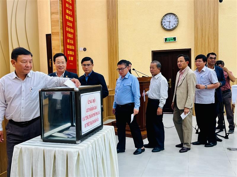Các đại biểu dự lễ phát động trực tiếp ủng hộ.