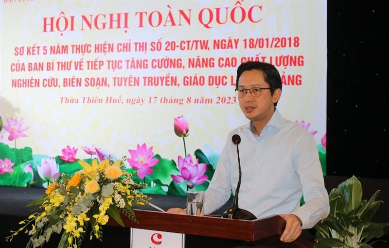 Thứ trưởng Bộ Ngoại giao Đỗ Hùng Việt phát biểu tham luận.