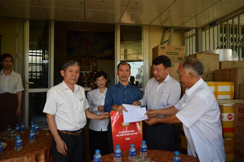 Trao tặng quà cho gia đình cụ Nguyễn Hồng Quý.