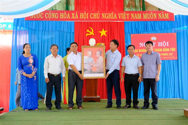 Đồng chí Bùi Thắng - Ủy viên Ban Thường vụ, Trưởng Ban Tuyên giáo Tỉnh ủy trao tặng quà của tỉnh Lâm Đồng cho Tổ dân phố 7. 