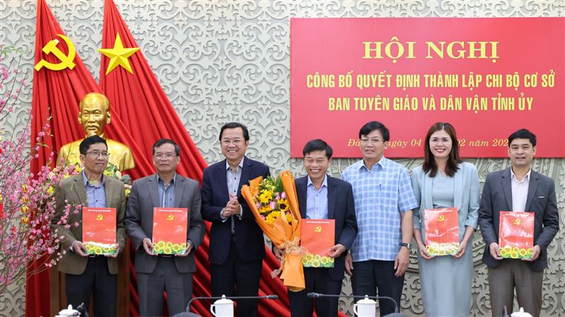 Đồng chí Tôn Thiện Đồng - Ủy viên Ban Thường vụ Tỉnh ủy, Trưởng Ban Tuyên giáo và Dân vận Tỉnh ủy cùng đồng chí Hoàng Thanh Hải - Bí thư Đảng ủy Khối các cơ quan tỉnh trao quyết định và tặng hoa chúc mừng Ban Chấp hành Chi bộ cơ sở Ban Tuyên giáo và Dân vận Tỉnh ủy