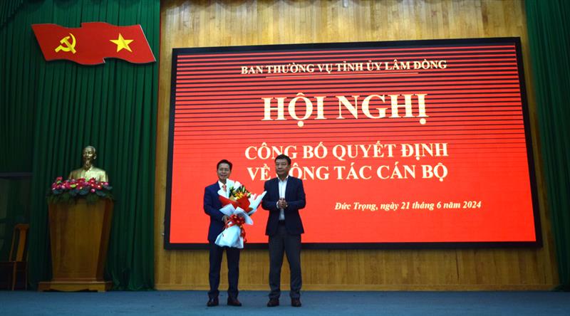 Đồng chí Bùi Thắng - Ủy viên Ban Thường vụ Tỉnh ủy, Trưởng ban Tuyên giáo Tỉnh ủy, tặng hoa chúc mừng đồng chí Trần Trung Hiếu.