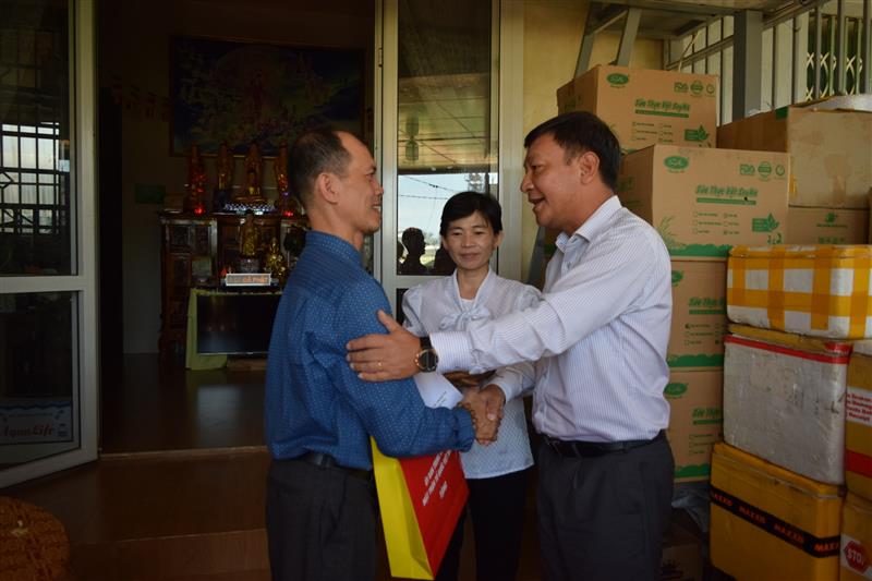 Đồng chí Bùi Thắng chia sẻ cùng các con của cụ Nguyễn Hồng Quý.