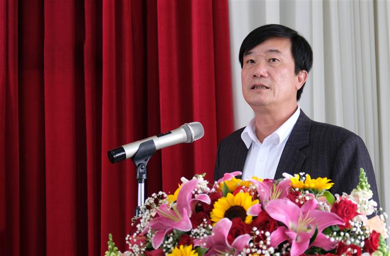 Hiệu trưởng Trường Đại học Đà Lạt Lê Minh Chiến báo cáo một số kết quả trong công tác đào tạo nguồn nhân lực của nhà trường.