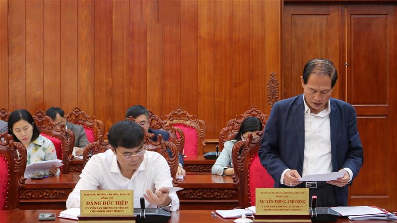 Trưởng Ban Tổ chức Tỉnh ủy Nguyễn Trọng Ánh Đông báo cáo Tổng kết thực hiện Quy chế bầu cử trong Đảng và tổng kết 10 năm thực hiện Chỉ thị số 39-CT/TW.