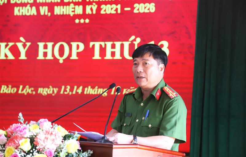 Đại tá Nguyễn Tấn Vũ - Trưởng Công an TP Bảo Lộc báo cáo về kết quản công tác phòng chống tội phạm đảm bảo an ninh trật tự trên địa bàn thành phố năm 2023.