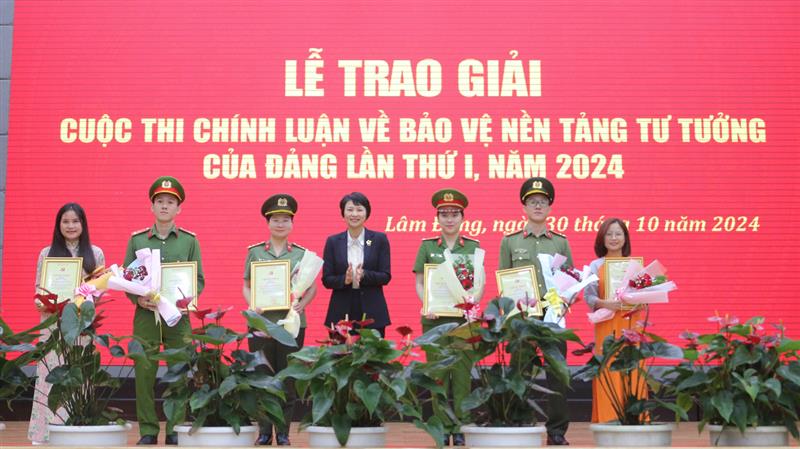 Đồng chí Phạm Thị Phúc – Phó Bí thư Tỉnh ủy, Chủ tịch HĐND tỉnh trao giấy chứng nhận cho các tác giả, nhóm tác giả đạt giải A Cuộc thi chính luận về bảo vệ nền tảng tư tưởng của Đảng tỉnh Lâm Đồng