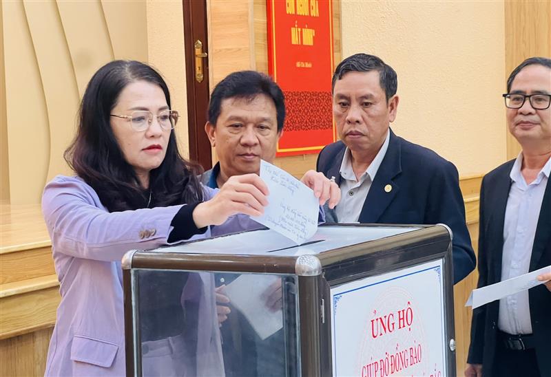 Đại diện lãnh đạo các cơ quan, đơn vị trực tiếp ủng hộ.