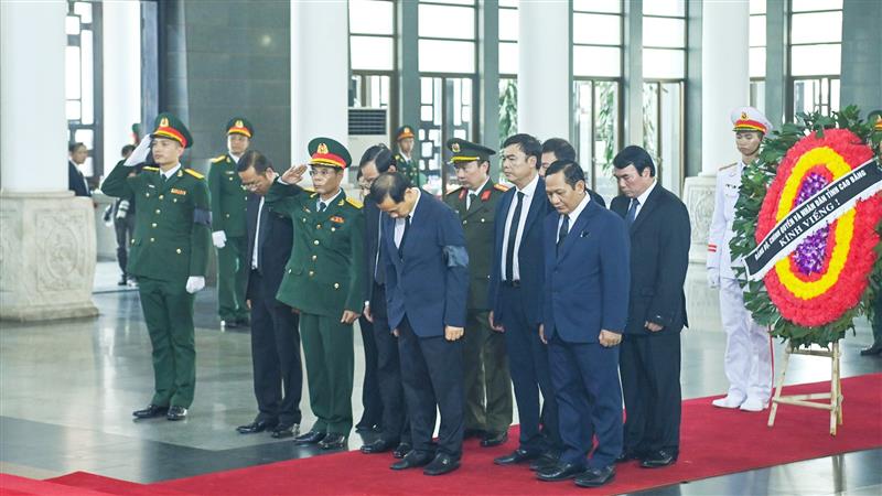 Đoàn đại biểu tỉnh Lâm Đồng dành phút mặc niệm tưởng nhớ Tổng Bí thư Nguyễn Phú Trọng.