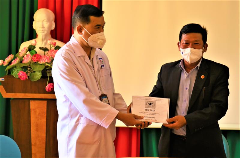 Đồng chí Hoàng Tất Dương, Giám đốc Quỹ Bảo vệ và phát triển rừng Lâm Đồng trao quà cho đội ngũ y, bác sỹ.
