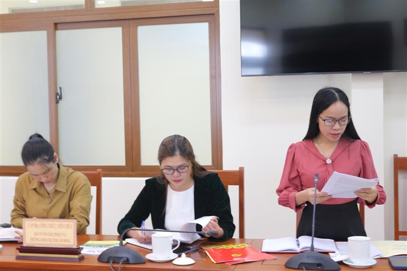 Đại diện phòng chuyên môn Ban Tuyên giáo Tỉnh ủy báo cáo công tác tuyên truyền, bảo vệ nền tảng tư tưởng của Đảng, đấu tranh phản bác các quan điểm sai trái, thù địch tại tỉnh Lâm Đồng.