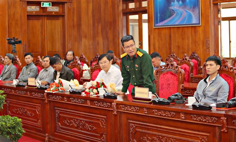 Nhà báo Vũ Đình Đông - Cơ quan Thường trực Báo Quân đội Nhân dân tại Lâm Đồng phát biểu tại buổi gặp mặt.