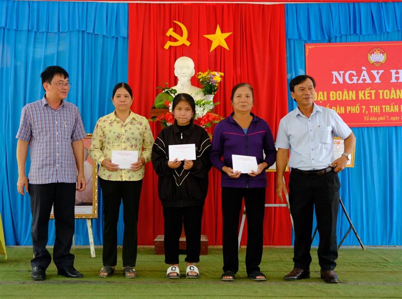 Đại diện lãnh đạo huyện Cát Tiên trao tặng các phần quà cho các hộ gia đình khó khăn trên địa bàn. 