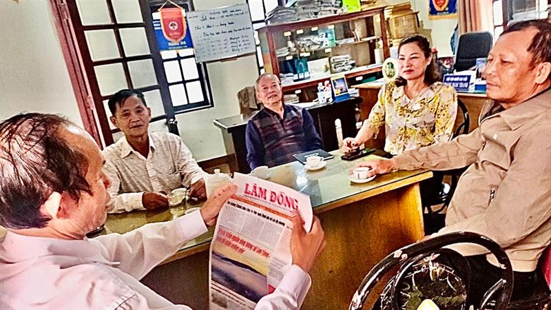 Hội Người cao tuổi thị trấn Di Linh đọc báo Đảng vào các buổi sáng.