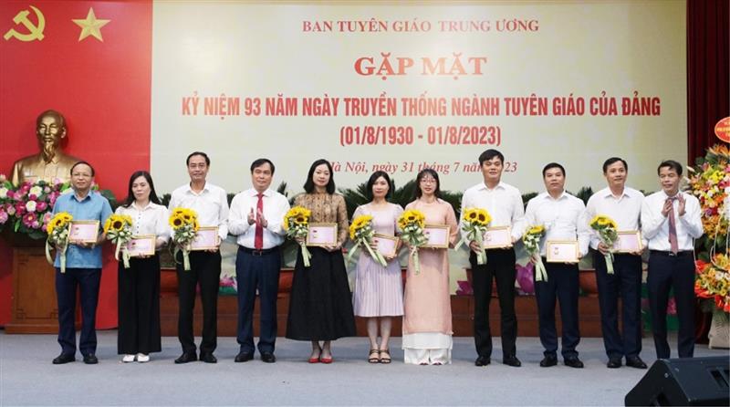 Các đồng chí Phó trưởng ban Tuyên giáo Trung ương: Phan Xuân Thủy và Vũ Thanh Mai trao Kỷ niệm chương Vì sự nghiệp Tuyên giáo tặng cán bộ, công chức, viên chức, người lao động Ban Tuyên giáo Trung ương.