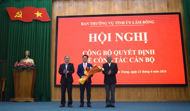 Lãnh đạo huyện Đức Trọng tặng hoa chúc mừng đồng chí tân Bí thư Huyện ủy.