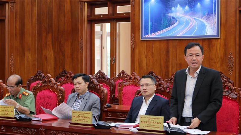 Bí thư Huyện ủy Đam Rông Nguyễn Văn Lộc thảo luận về khó khăn, vướng mắc các trình tự, thủ tục bầu cử trong quá trình tổ chức đại hội.